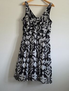 Black and White V-Neck Patterned Midi Dress